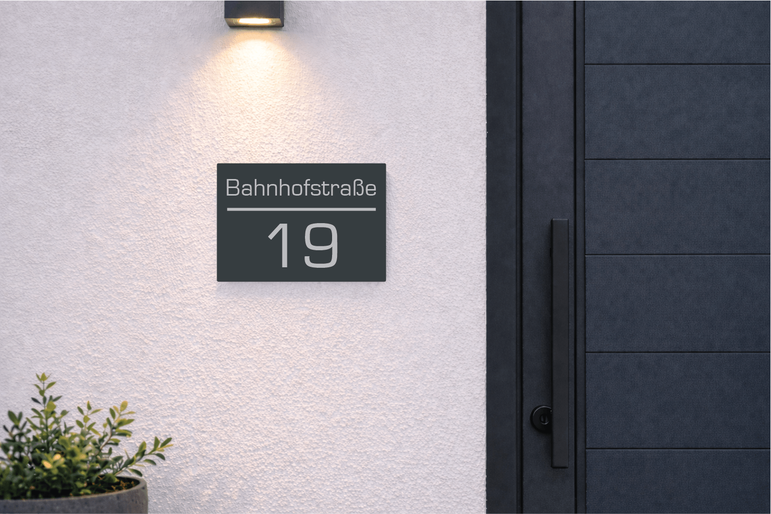 Hausnummernschild Eurostile – Gravurkraft handgefertigtes personalisiertes Schild